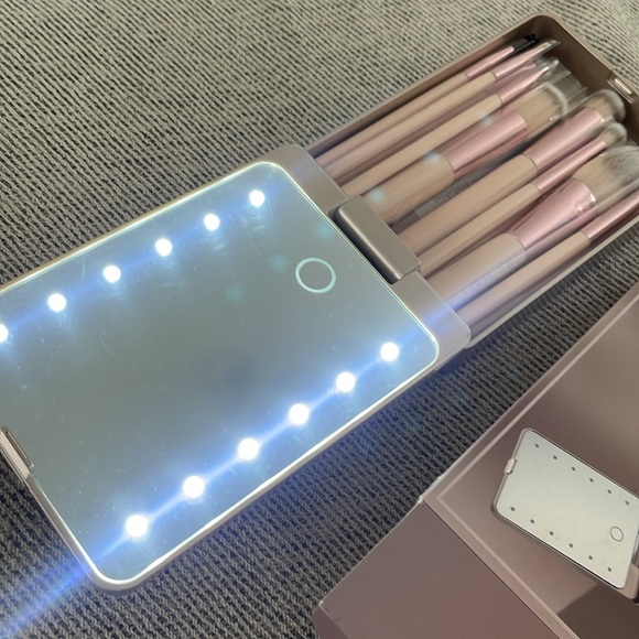 Travel makeup brushes and mirror - Picture 4 of 8